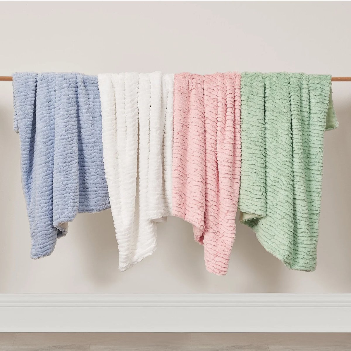 Double Layer Feathered Faux Fur Blanket - Green