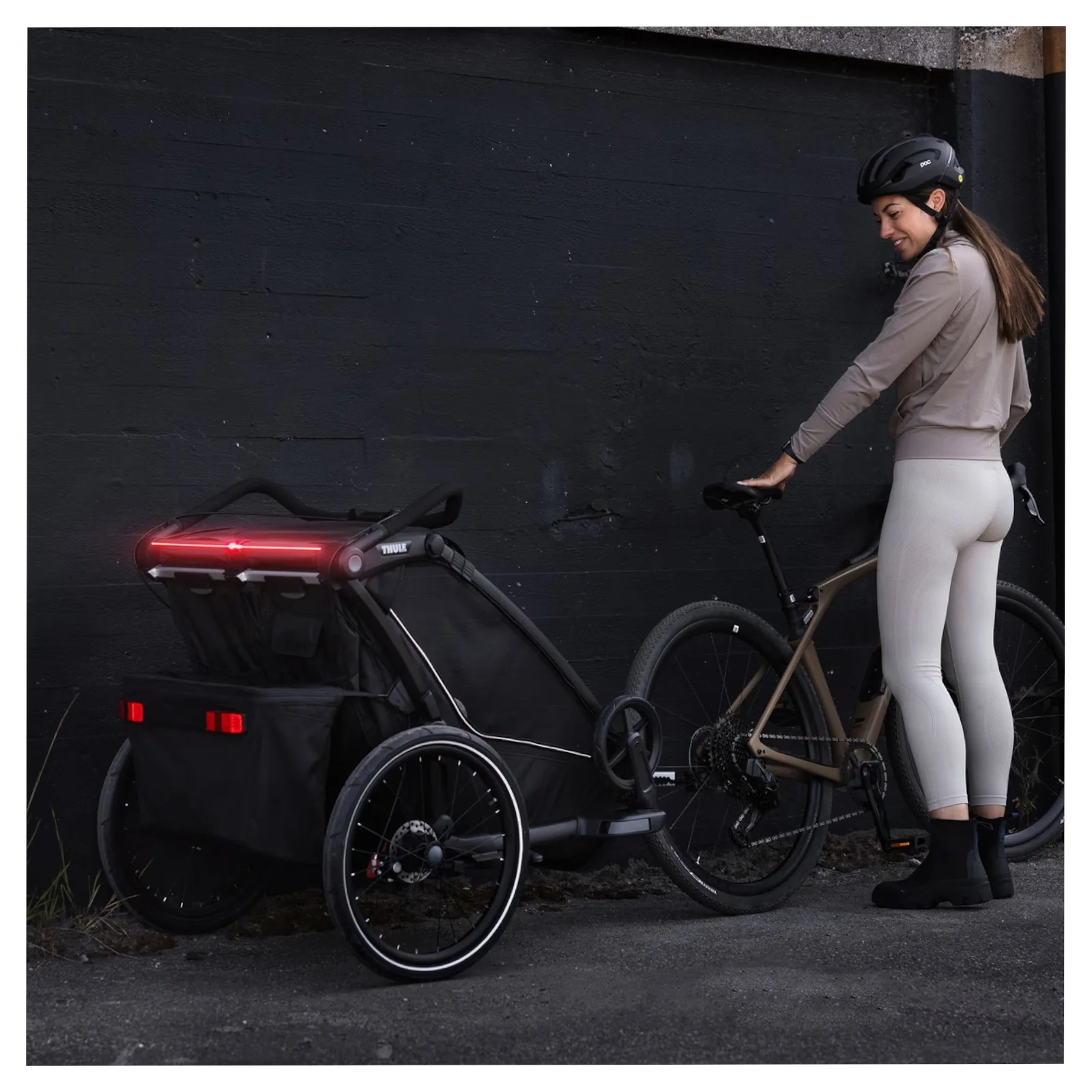 Cyclist with a Thule Chariot multisport trailer
